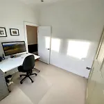 Entire Modern Apartment With Garden Near Underground Station