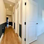 Entire Modern Apartment With Garden Near Underground Station
