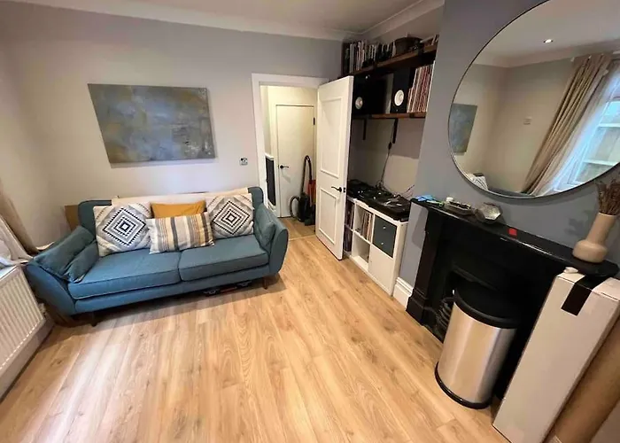 Entire Modern Apartment With Garden Near Underground Station