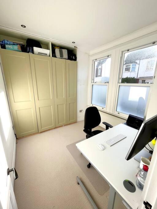 Entire Modern With Garden Near Underground Station *