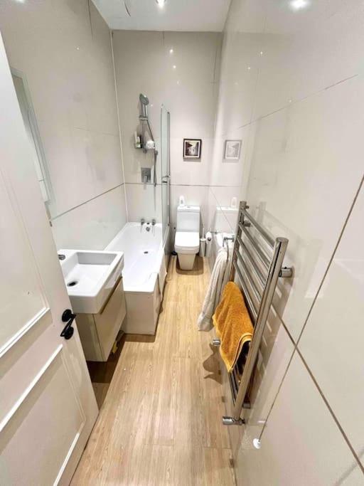 Appartamento Entire Modern With Garden Near Underground Station Londra