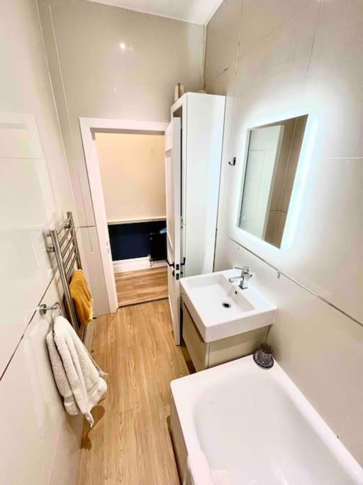 Entire Modern With Garden Near Underground Station * Londra