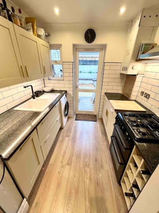 Appartamento Entire Modern With Garden Near Underground Station