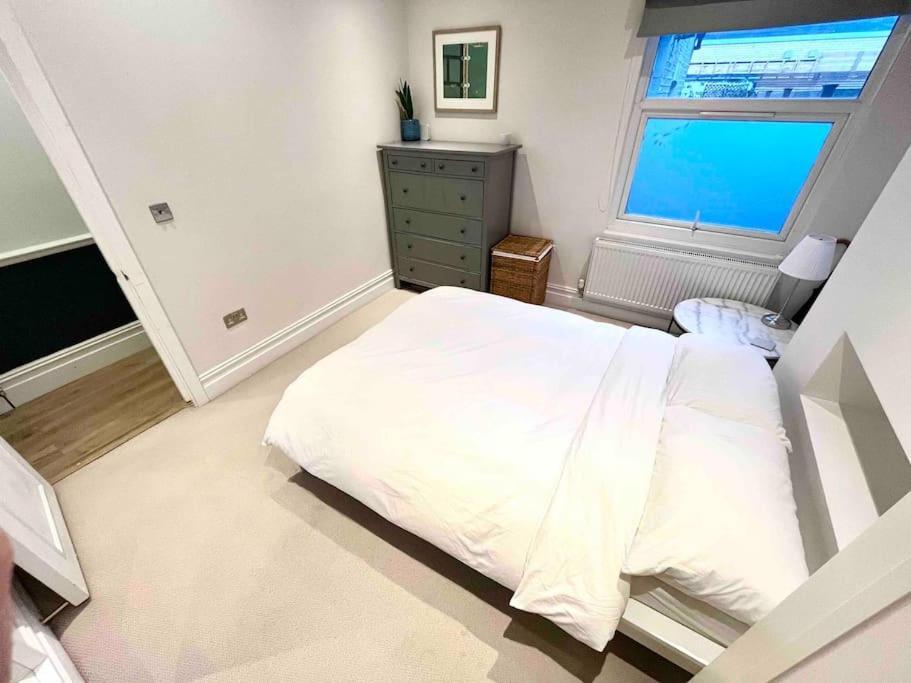 Entire Modern With Garden Near Underground Station * Londra