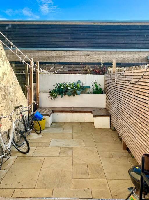Entire Modern With Garden Near Underground Station Londra