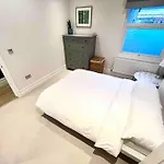 Entire Modern Apartment With Garden Near Underground Station