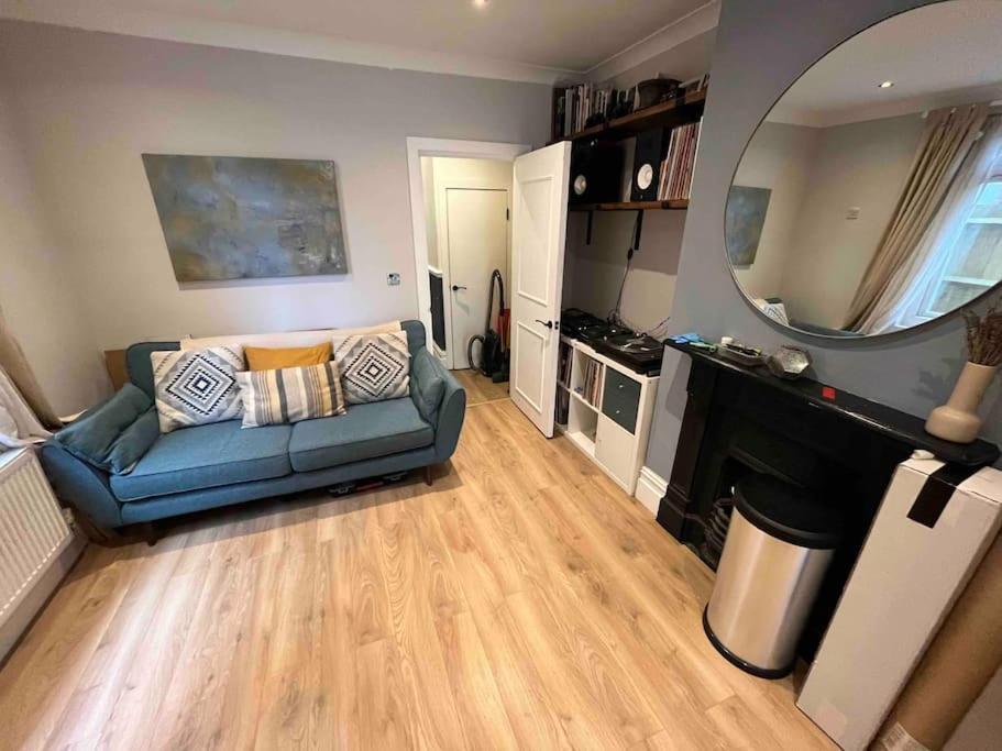 Apartament Entire Modern With Garden Near Underground Station